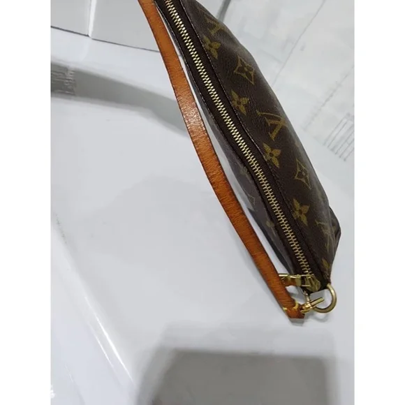 Authentic LOUIS VUITTON Accessorie Monogram Pochette Brown